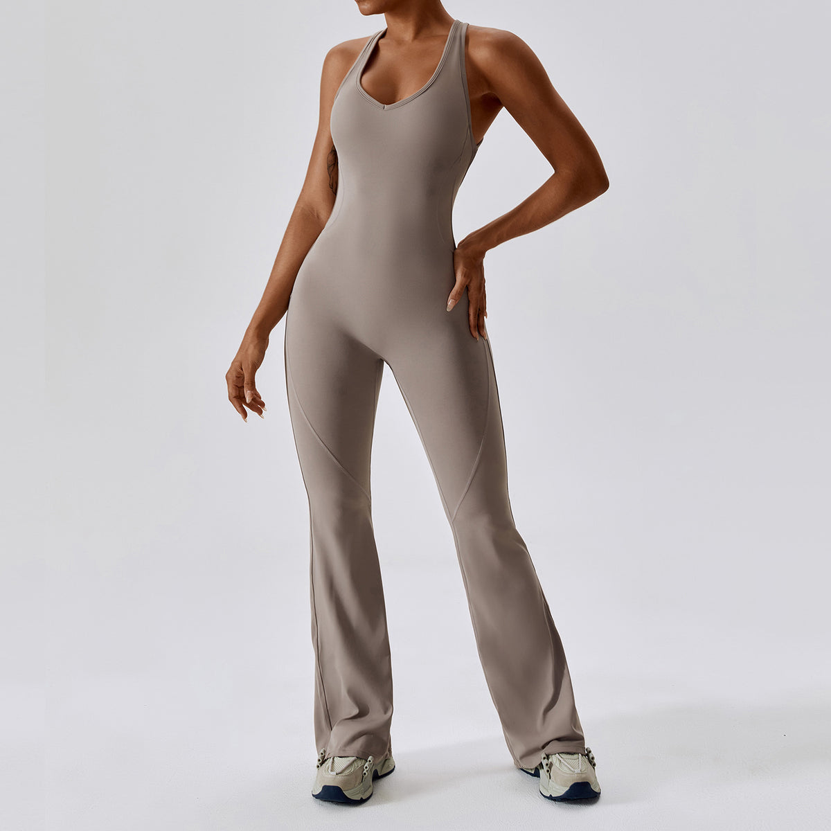 Combinaison pantalon longue et ajustée sans manches