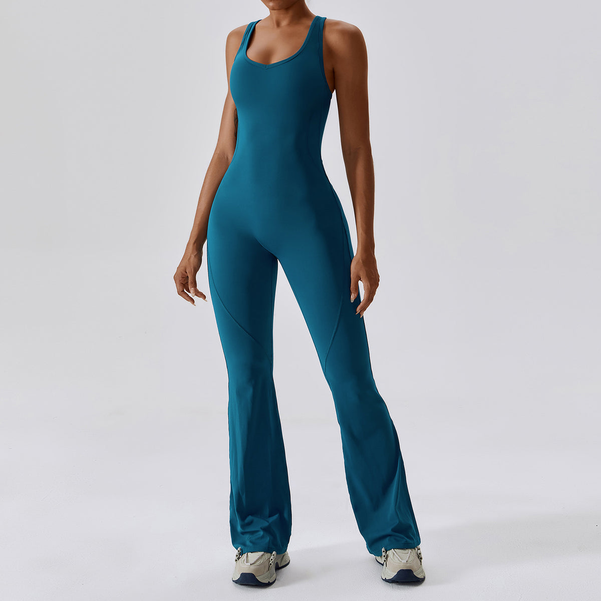 Combinaison pantalon longue et ajustée sans manches